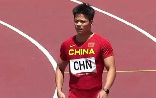 一声紧凑的呻吟